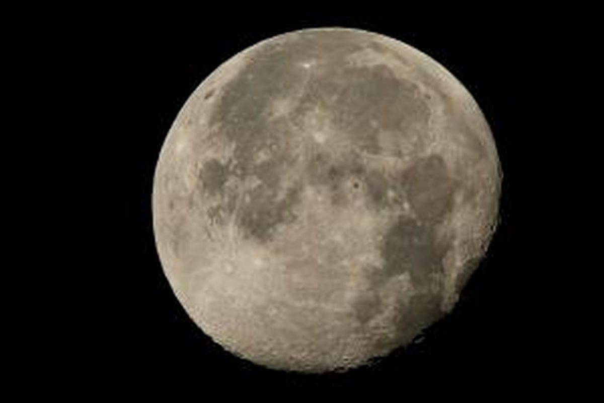 Foto ISS terbang melintasi Bulan.
