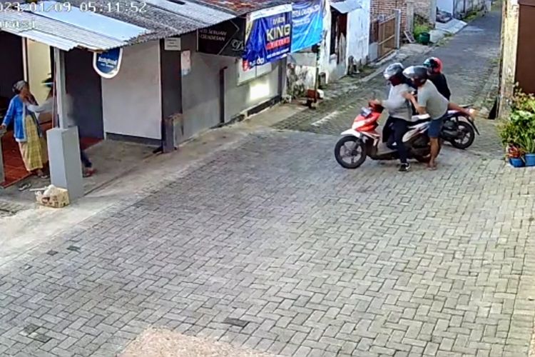 Rekaman CCTV aksi penjambretan yang dilakukan 4 orang kepada nenek berusia 104 tahun di Desa Tirtomoyo, Kecamatan Pakis, Kabupaten Malang, Senin (9/1/2023).