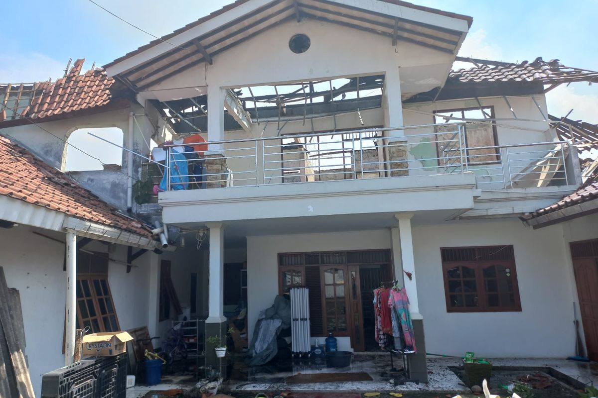 Rumah warga yang berdekatan dengan Gudang JNE yang berlokasi di Jalan Pekapuran, Curug, Cimanggis, Depok, juga turut terbakar pada Senin (12/9/2022).