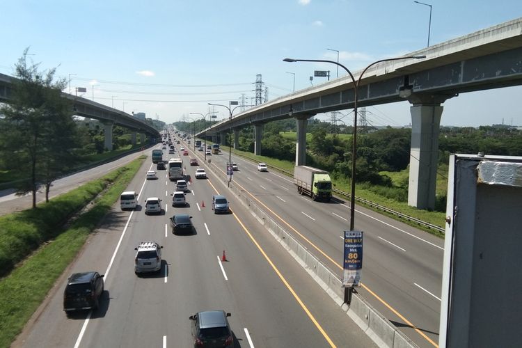 Arus lalu lintas di tol Jakarta-Cikampek kilometer 47 pada Jumat (6/5/2022) pukul 10.10 WIB