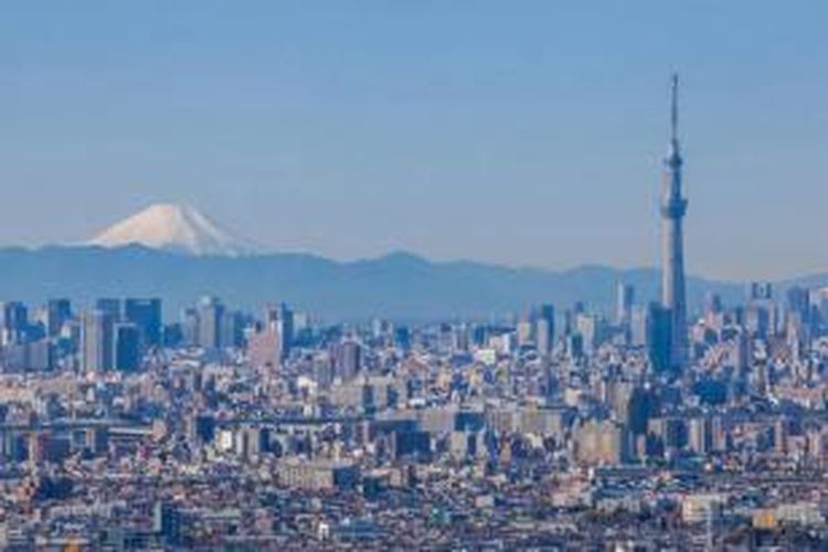 TOKYO SKYTREE (kanan) dan Gunung Fuji (kiri) di Jepang. TOKYO SKYTREE ditetapkan  oleh Rekor Dunia Guinness sebagai menara tertinggi di dunia. Memiliki ketinggian 634 meter dan berfungsi sebagai menara pemancar untuk siaran digital.