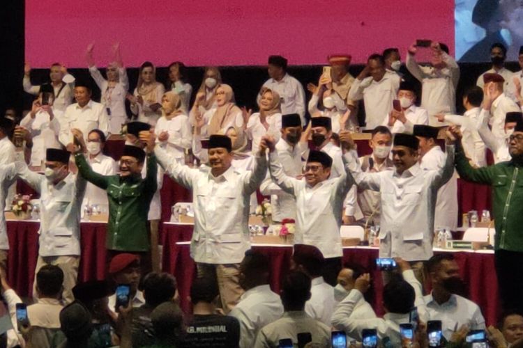 Jajaran pimpinan Partai Gerindra dan Partai Kebangkitan Bangsa (PKB) bergandengan tangan pasca penandatanganan piagam deklarasi koalisi di Sentul International Convention Center (SICC), Bogor, Jawa Barat, Sabtu (13/8/2022). 