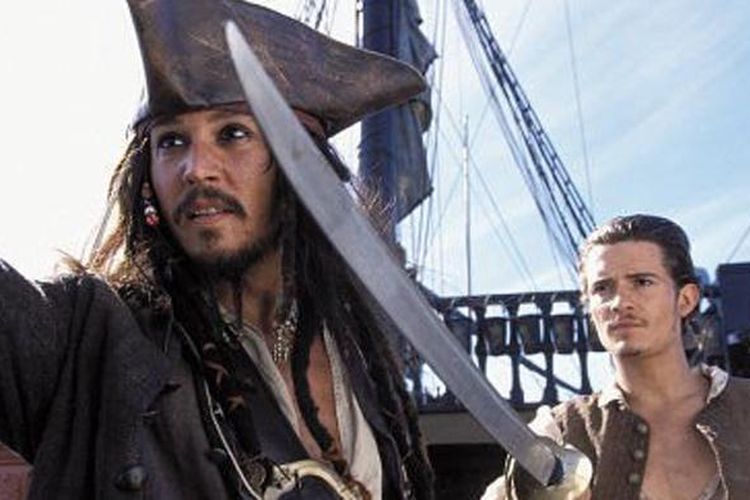 Johnny Depp (kiri) beraksi bersama Orlando Bloom dalam Pirates of the Caribbean.