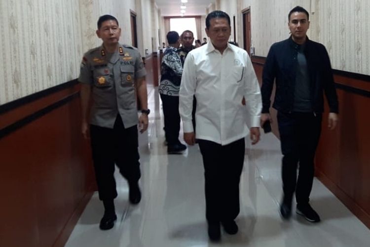 Ketua DPR RI Bambang Soesatyo saat tiba di Rumah Sakit Polri Kramat Jati, Jakarta Timur, untuk jenguk korban luka demo DPR, Rabu (25/9/2019).