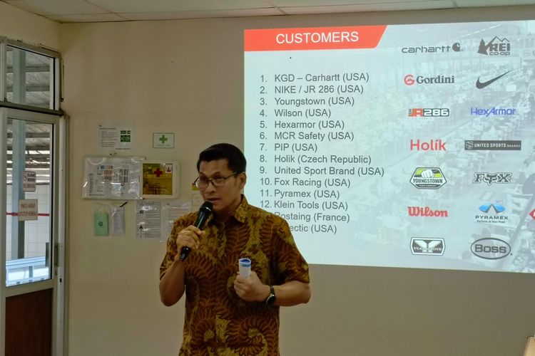 Eka Noor Asmara, CFO PT Sport Glove Indonesia saat media tour LPEI di Yogyakarta pada Selasa (20/12/2023).