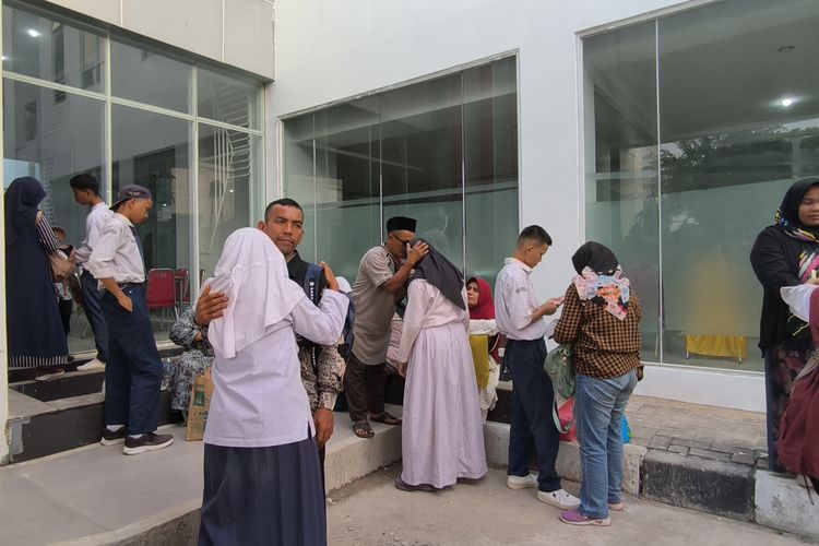 Momen para orang tua dan anak menangis di SRMA 33 Tangerang Selatan.