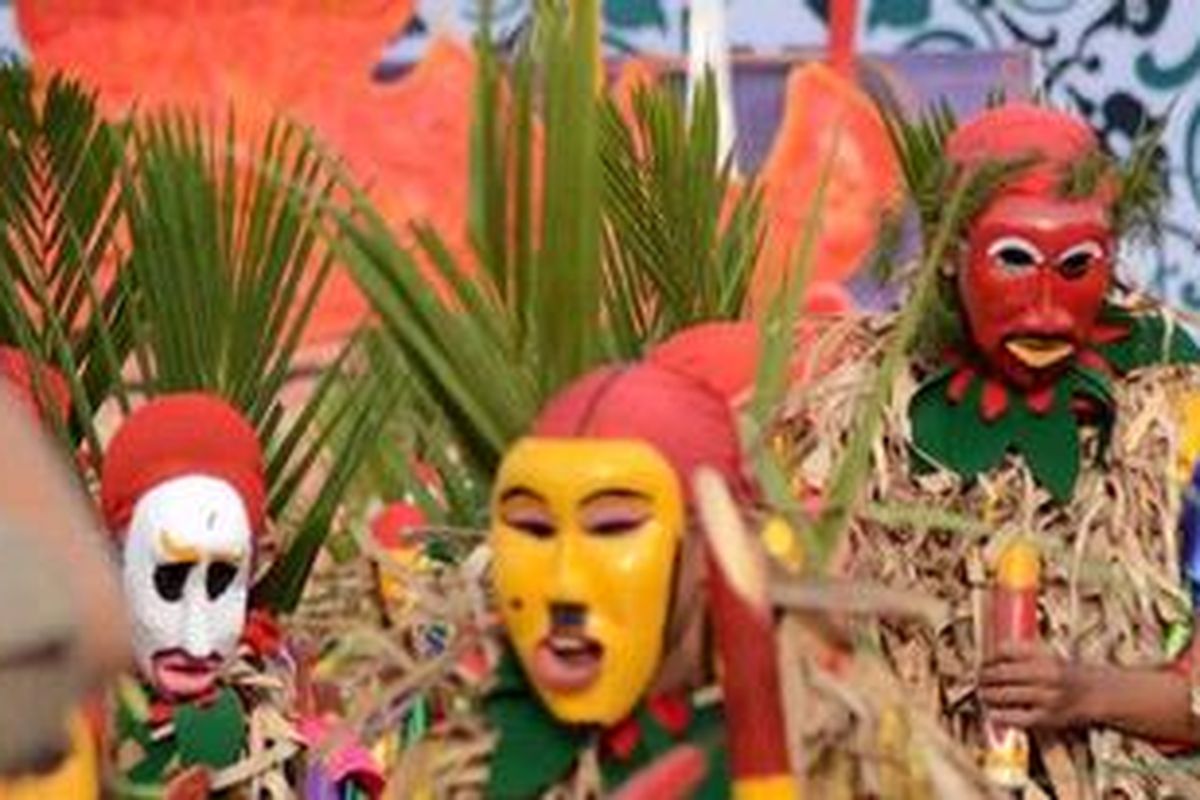 Tarian topeng sekura asal Lampung Barat turut memeriahkan pembukaan Festival Krakatau XXII, Sabtu (6/10/2012) di Lapangan Saburai Lampung. Festival yang dihadiri 22 duta besar negara sahabat ini diisi dengan berbagai kegiatan pariwisata, seni dan budaya hingga 14 Oktober mendatang.  