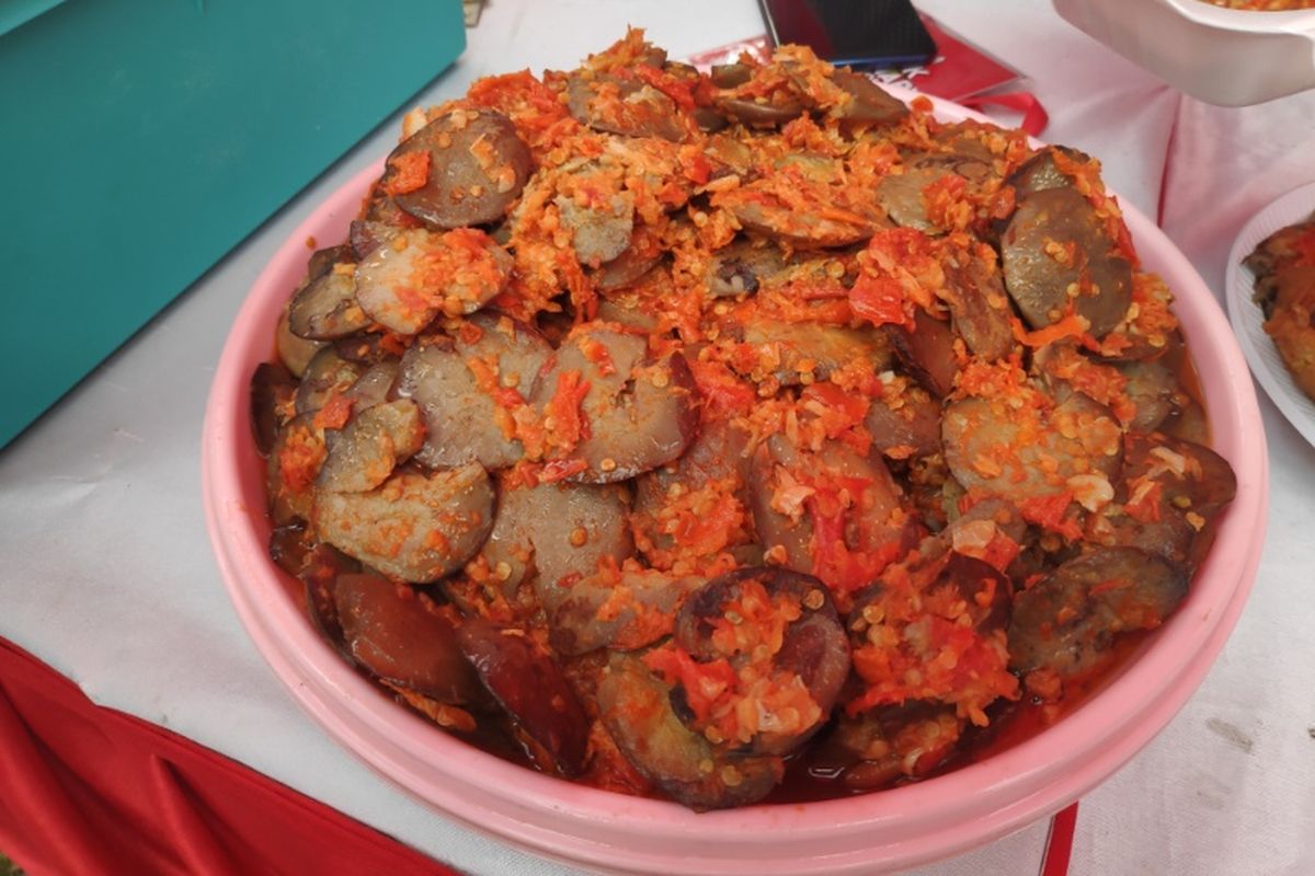 Jengkol balado yang disebut jengkol pelakor, di Pucuk Coolinary Festival, Medan, Sumatera Utara.