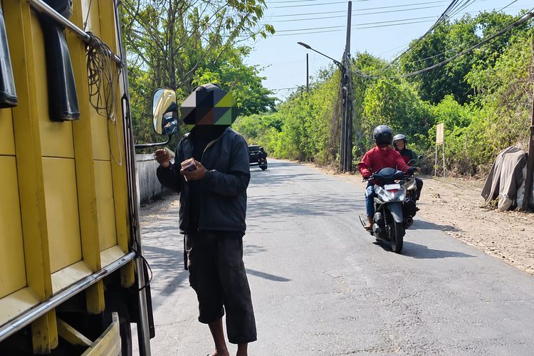 Viral Pungli di Jalan Romokalisari Surabaya, Eri Cahyadi Bongkar Gardu dan Temukan Sajam
