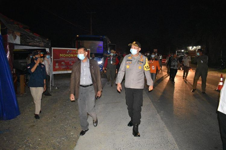 Wali Kota Pekanbaru Firdaus dan Kapolresta Pekanbaru Kombes Pol Nandang Mumin Wijaya melakukan sidak PSBB di lokasi chek point di Kota Pekanbaru, Riau, Rabu (20/5/2020).