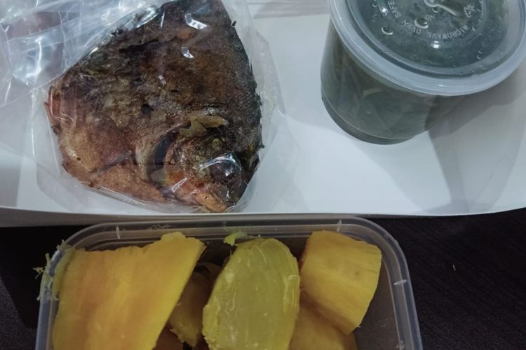 Komisi Pemberantasan Korupsi (KPK) menunjukkan bukti foto yang menunjukkan bahwa ubi menu makan Gubernur Papua Lukas Enembe di rumah tahanan (rutan) tidak busuk, Selasa (21/3/2023). Sumber: KPK