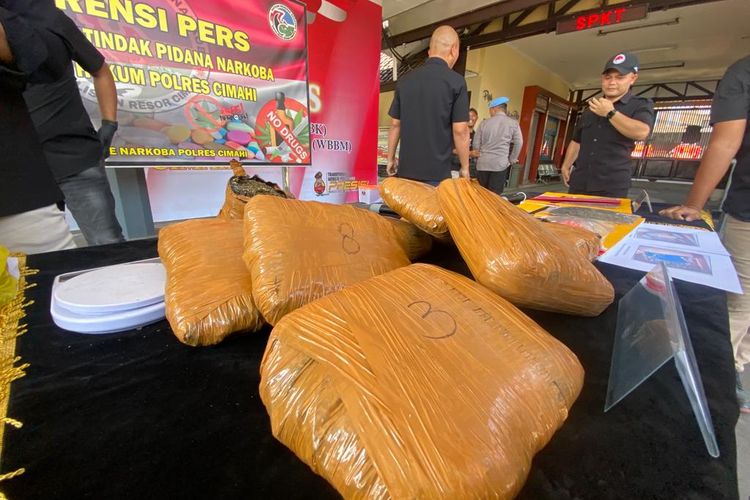 Jajaran Polres Cimahi menggagalkan peredaran ganja seberat 10,16 kilogram yang dikirim menggunakan modus paket ikan asin ke wilayah Bandung, Jawa Barat.