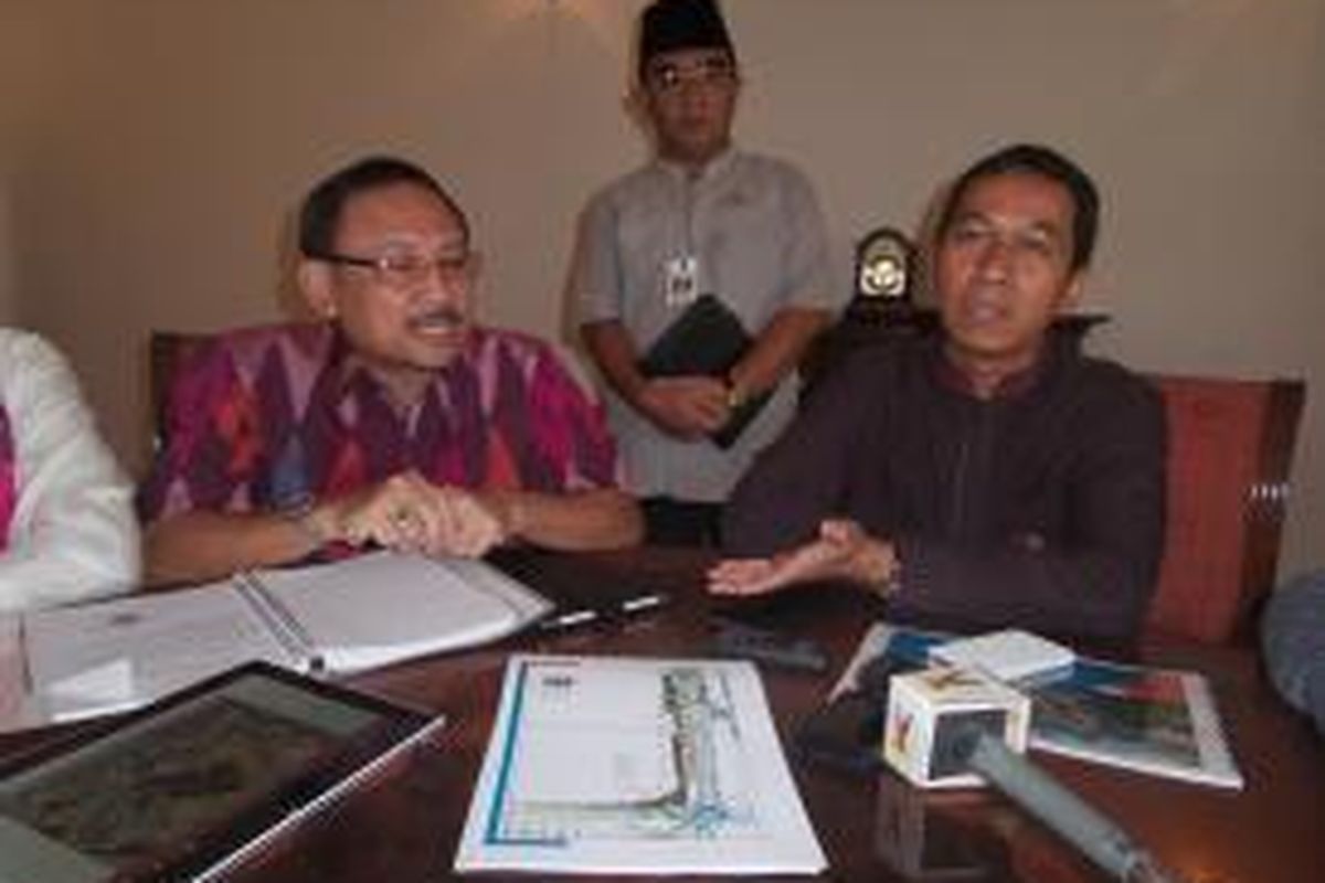Wali Kota Jakarta Utara Heru Budi Hartono (kanan), bersama dengan Bambang Nurhadi, Kepala Satuan Kerja Pelaksanaan Pembangunan Tol Tanjung Priok, Dirjen Bina Marga Kementrian PU.