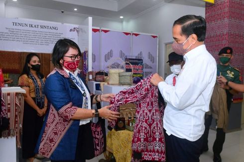 Cerita Jokowi Awalnya Berniat Beli Kain Tenun Sintang, tapi Akhirnya Beli Jaket Bomber Motif Manuk