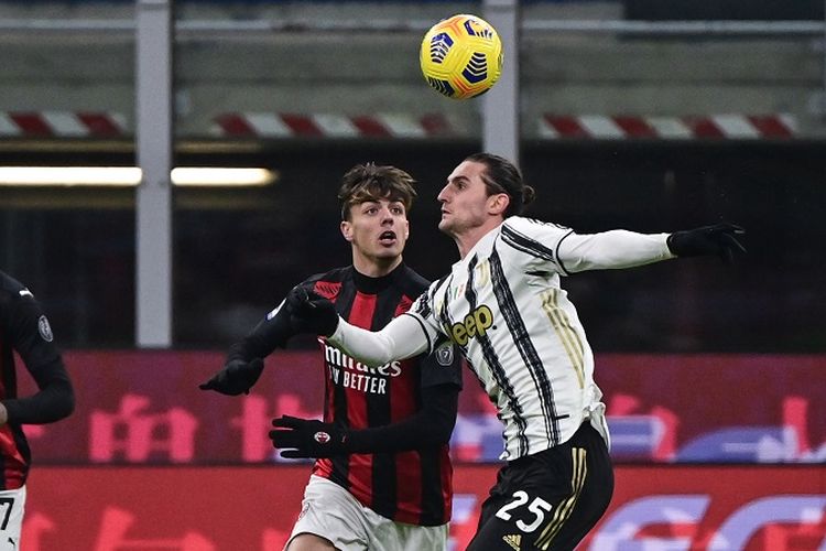 Daniel Maldini (kiri) berduel dengan Adrien Rabiot (kanan) pada laga AC Milan vs Juventus, Kamis (7/1/2021) dini hari WIB.