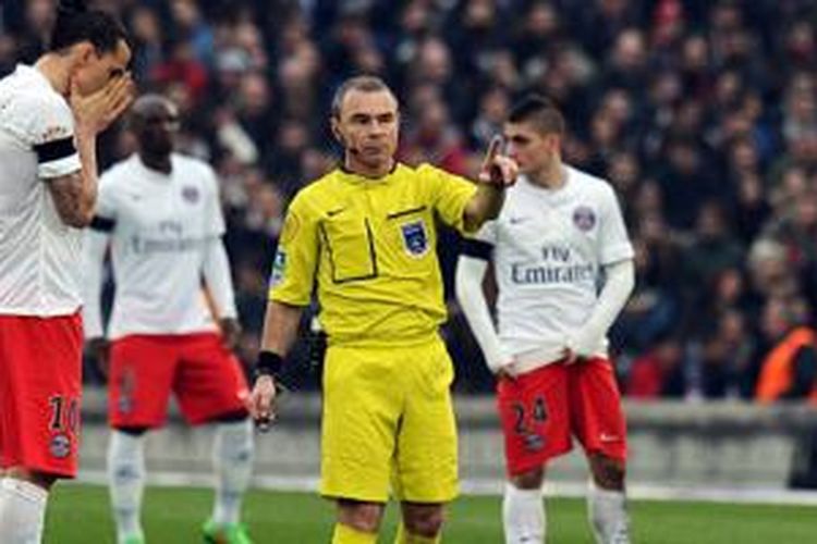 Zlatan Ibrahimovic kesal dengan putusan wasit saat PSG kalah dari Bordeaux. 