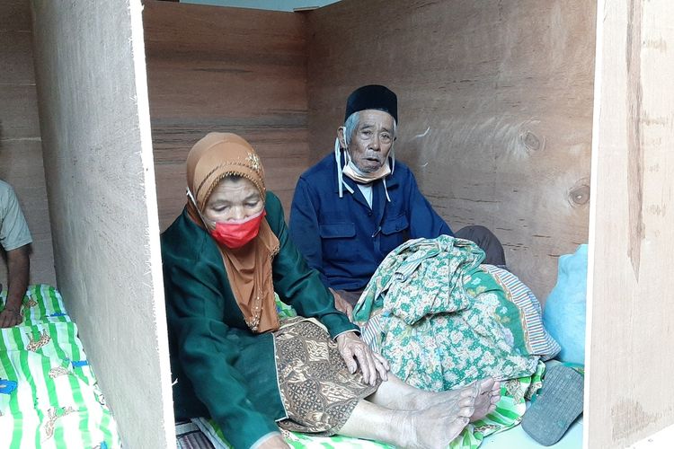 Dua orang lansia warga Kalitengah Lor saat berada di barak pengungsian Glagaharjo, Cangkringan, Sleman