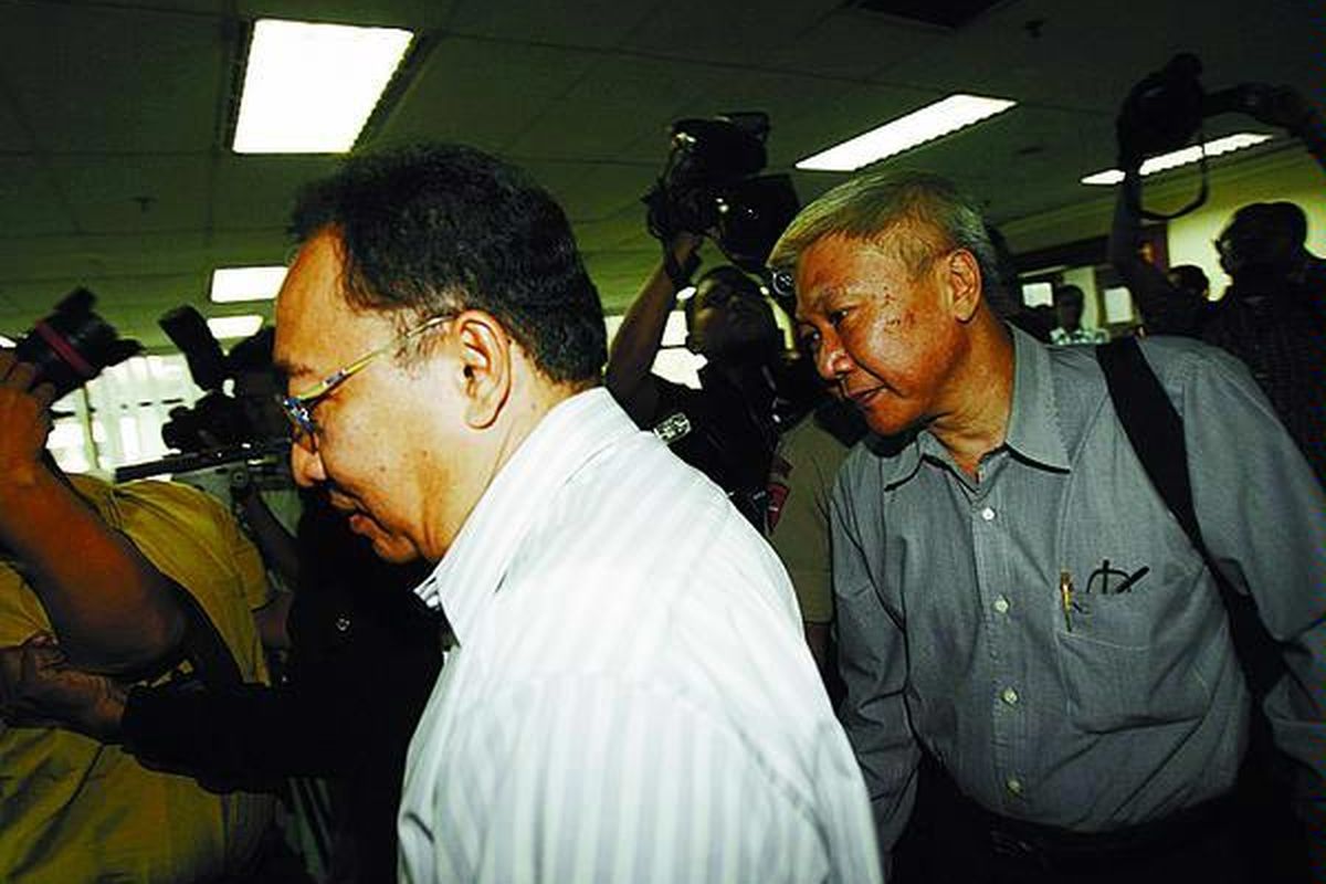 Mantan Kepala Biro Gubernur BI Rusli Simanjuntak (kiri) dan mantan Deputi Direktur Hukum BI Oey Hoey Tiong mengikuti sidang pertama di Pengadilan Khusus Tindak Pidana Korupsi, Jakarta, Kamis (3/7). Mereka menjadi terdakwa kasus aliran dana BI ke anggota DPR tahun 2003.  