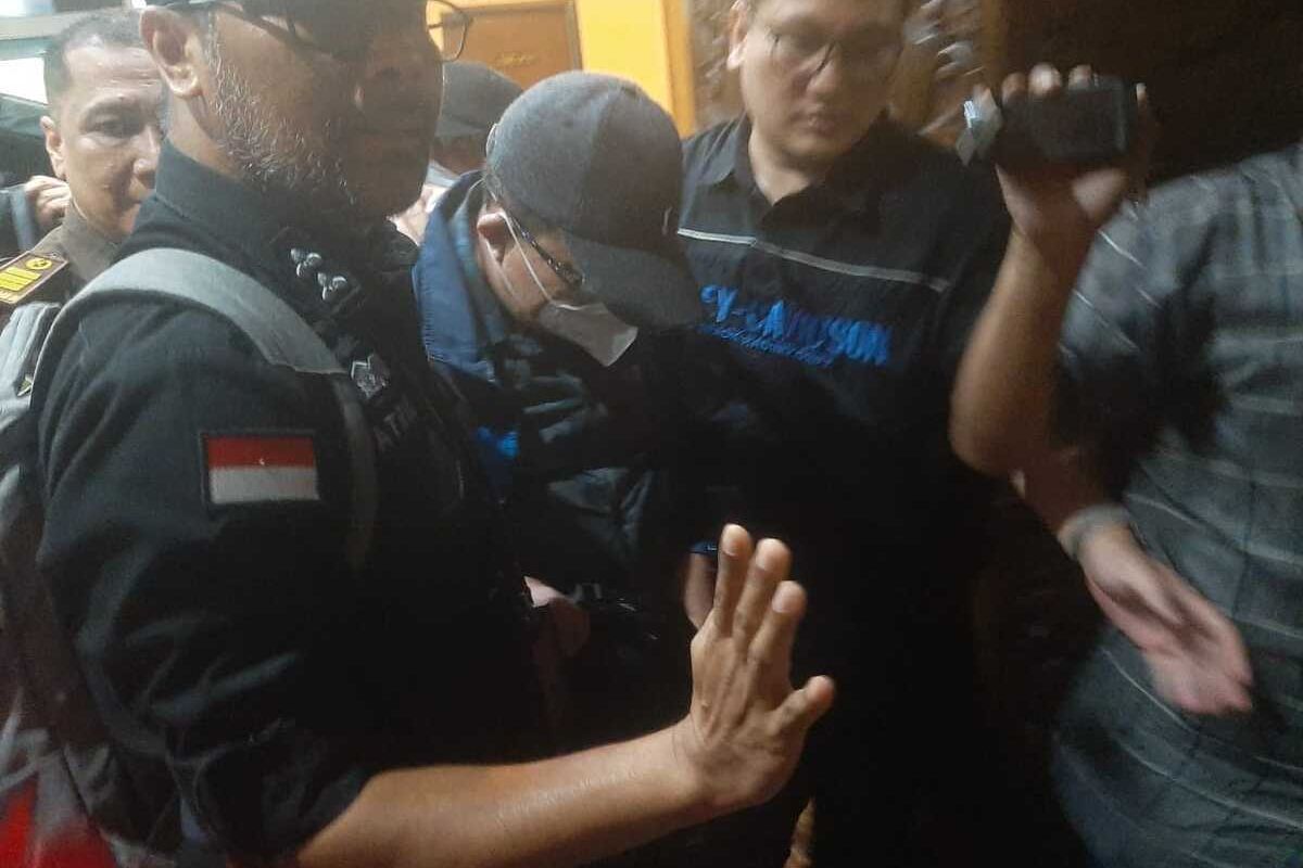 Salah satu hakim digelandang ke lantai atas gedung Kejati Jatim, Rabu (23/10/2024).