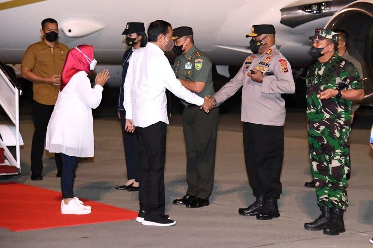 Presiden Joko Widodo bersama istri Iriana Jokowi, tiba di Bandara Sentani, Kabupaten Jayapura, Papua, Selasa (30/8/2022) malam