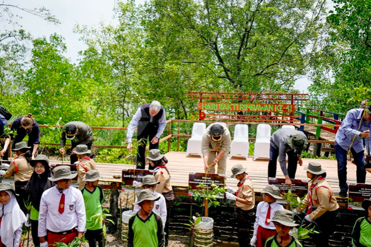 Kementerian Lingkungan Hidup dan Kehutanan (KLHK) bersama PT Kilang Pertamina Internasional (PT KPI) menanam 231 bibit Mangrove, yang berlokasi di Mangrove Education Center, Kabupaten Bengkalis, Riau, Kamis (7/3/2024).
