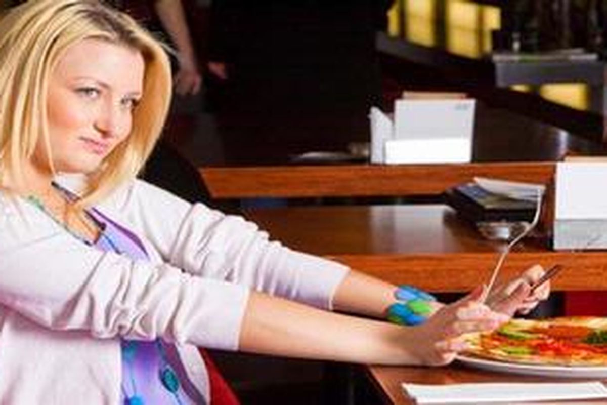 Tak perlu takut makan malam asal bisa menyeimbangkan makanan apa yang masuk dan kegiatan apa yang bisa membakar energi dari makanan tersebut.