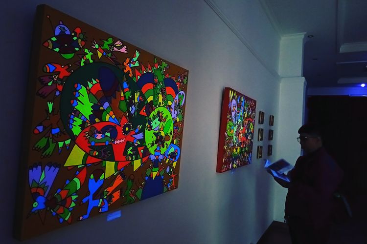 Sebanyak 26 karya bergaya Neo Pop-Art dalam remang cahaya yang nyaris senyap, warna-warni menyala dari balik kanvas karya-karya Daniel Kho dalam pameran tunggal bertajuk La Wet di Wisma Jerman, Surabaya