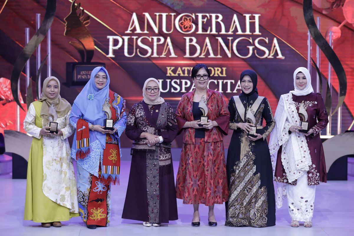 Ketua Umum Tim TP-PKK Kabupaten Jember Gyta Eka Puspita atau Ning Gyta menerima penghargaan Anugerah Puspa Bangsa dari Kementerian PPPA. Penghargaan ini diserahkan langsung oleh Menteri PPPA Arifatul Choiri Fauzi dalam acara penghargaan tokoh perempuan inspiratif yang digelar di Gedung Kompas Gramedia, Tanah Abang, Jakarta Pusat, Selasa (15/4/2025).