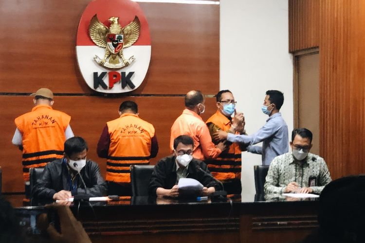 Hakim Pengadilan Negeri (PN) Surabaya, Itong Isnaeni Hidayat dalam konferensi pers penetapan tersangka di Gedung Merah Putih KPK, Kamis (20/1/2022) malam. Itong diduga terlibat tindak pidana suap atas perkara di Pengadilan Negeri (PN) Surabaya. 