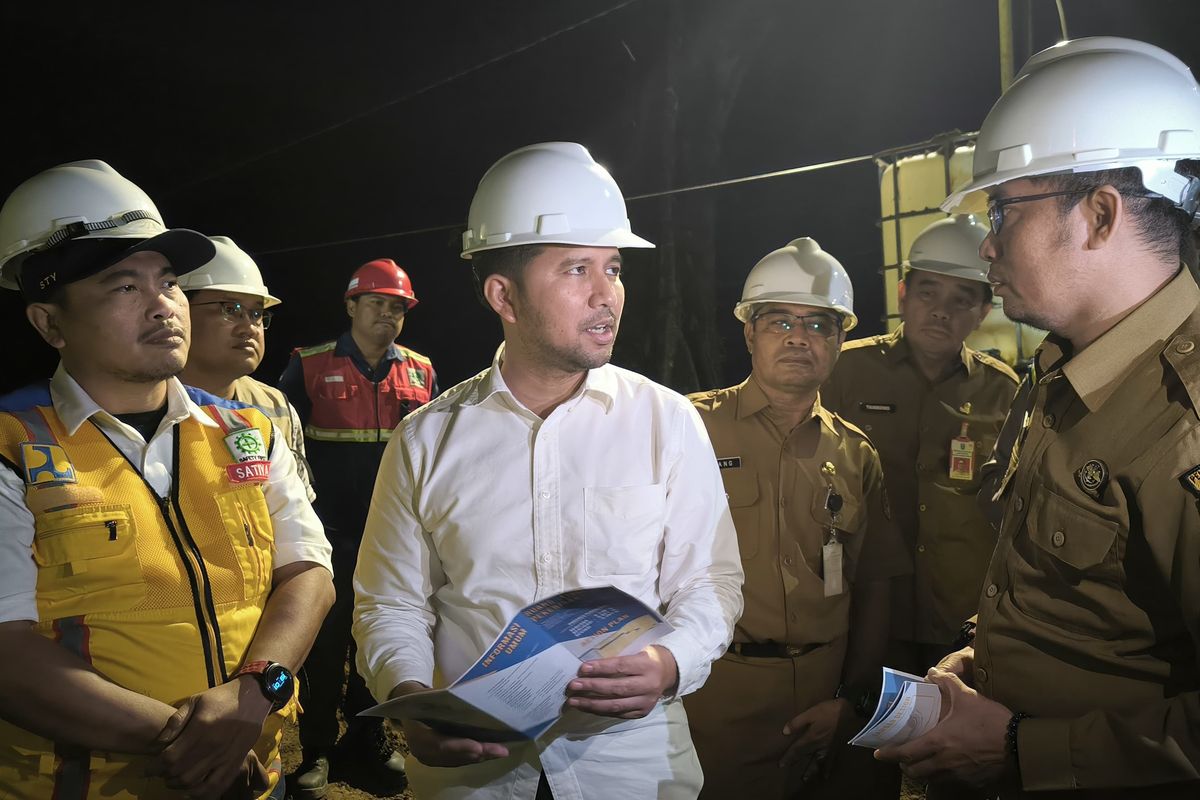 Wakil Gubernur Jawa Timur Emil Elestianto Dardak saat meninjau proses perbaikan jalur Gumitir Jember, Senin (28/7/2025).