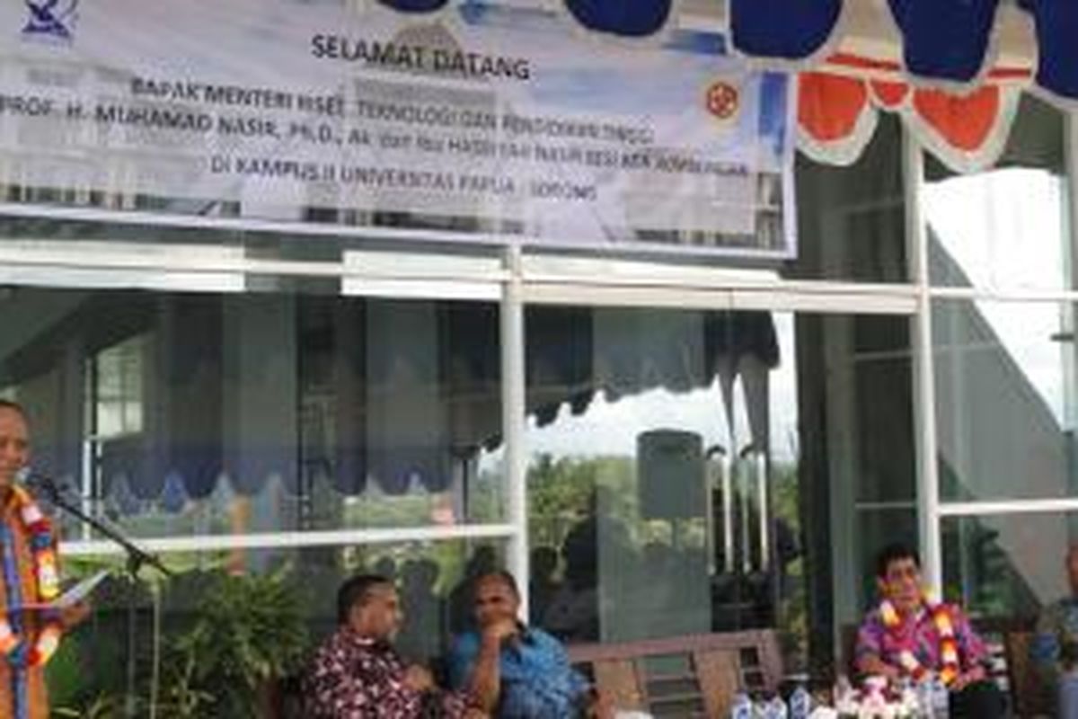 Menteri Riset, Teknologi, dan Pendidikan Tinggi, Nasir (kiri, berkalung bunga) saat menyampaikan sambutan dalam acara peresmian pembangunan kampus Fakultas Kedokteran, Universitas Papua, di Sorong, Papua Barat, Sabtu (22/8/2015).