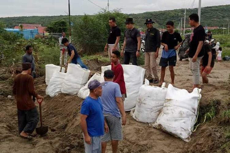 Warga penyintas bencana bergotong royong mengisi karung dengan pasir, antiaipasi banjir susulan, Senin (1/8/2022) 