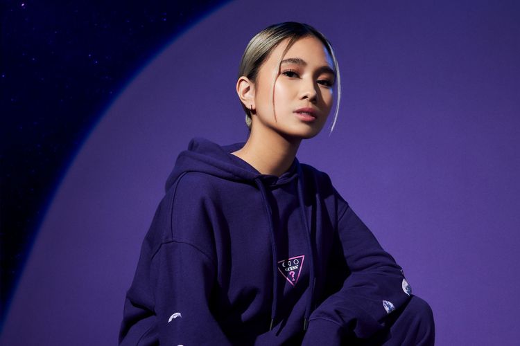 GUESS berkolaborasi bersama penyanyi NIKI meluncurkan koleksi GUESS Originals X NIKI Moonchild untuk merayakan album debut NIKI.