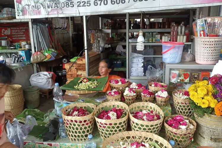 Anik, penjual bunga di TPU Bergota, Kota Semarang, Jawa Tengah. 