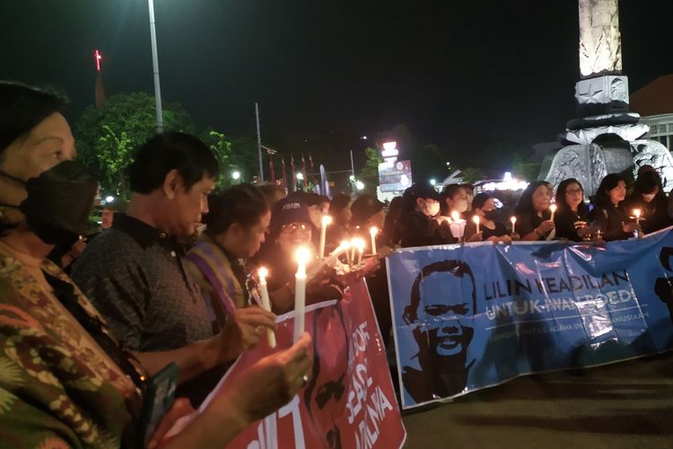 Puluhan warga lintas agama nyalakan lilin bersama untuk Iwan Boedi di Tugu Muda Semarang. Jumat (16/12/2022)