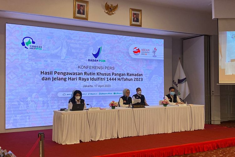 Kepala BPOM, Penny K. Lukito melaksanakan konferensi pers membahas hasil pemeriksaan pangan olahan di masa Ramadhan di gedung BPOM, Jakarta Pusat, Senin (17/4/2023).