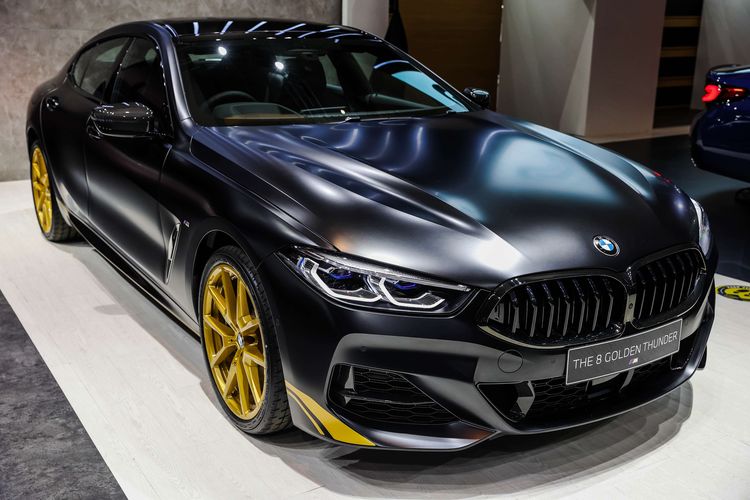 Mobil terbaru BMW Seri 8 Golden Thunder Edition di booth BMW Indonesia IIMS Hybrid 2021 di Hall A1 JiExpo Kemayoran, Jakarta Utara, Kamis (15/4/2021). BMW Indonesia ikut memeriahkan Indonesia International Motor Show (IIMS) yang berlangsung dari 15-25 April 2021, dengan menerapkan protokol kesehatan yang ketat.