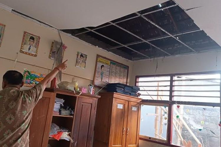 Dinas Pendidikan Kepemudaan dan Olahraga Kota Denpasar, Bali memaparkan, sedikitnya 37 sekolah terdampak banjir bandang dengan berbagai kerusakan.