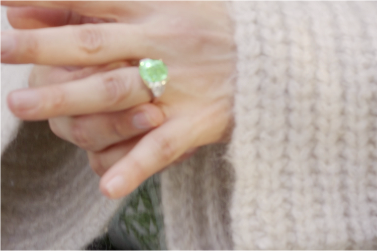 Cincin pertunangan Jennifer Lopez yang bermata berlian hijau