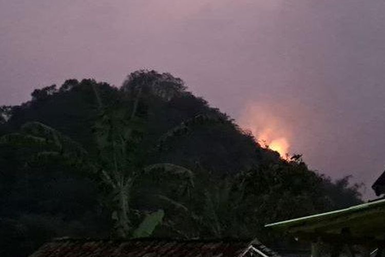 Kondisi kebakaran Gunung Rangagading, Gegerbitung, Kabupaten Sukabumi, Rabu (30/08/2023) sekitar pukul 18.20 WIB. Api sudah padam pada Kamis (31/8/2023) dini hari. 
