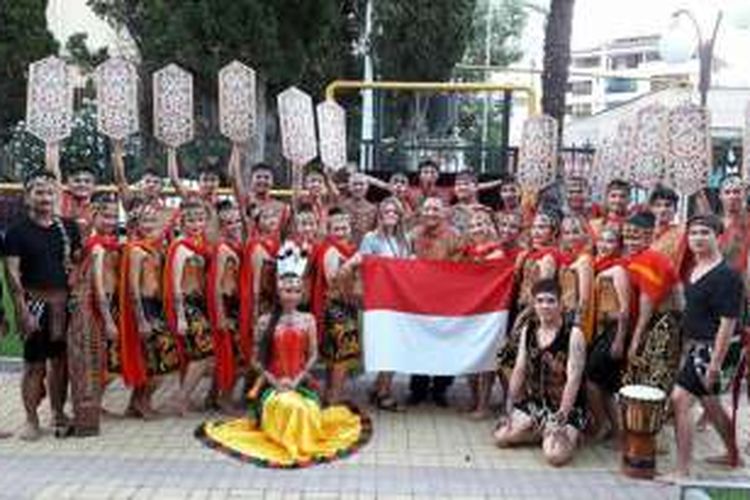 Paduan Suara Mahasiswa Universitas Atma Jaya Yogyakarta mengenakan kostum Dayak dalam salah satu penampilan saat mengikuti lomba di Sochi, Rusia.