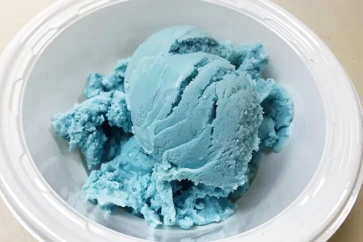 Es krim yang diwarnai menggunakan anthocyanin biru sian.