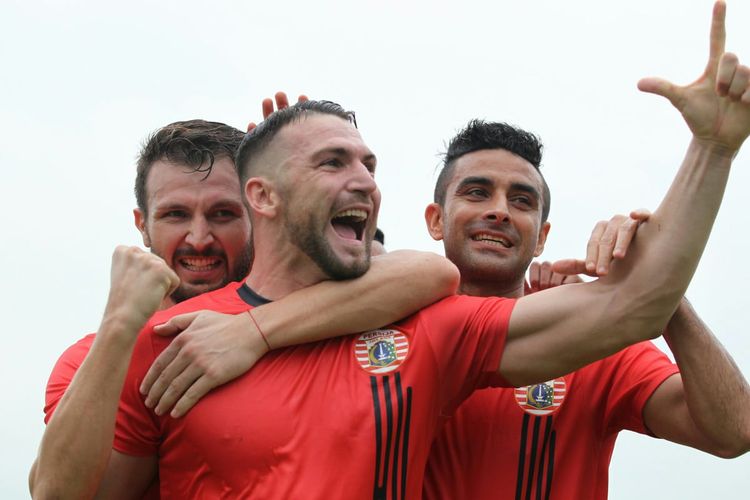 Marko SImic (tengah) bersama Marco Motta (kiri) dan Otavio Dutra (kanan) saat merayakan gol pada laga pembuka Grup B Piala Gubernur Jawa TImur 2020 antara Persija Jakarta vs Persela Lamongan di Stadion Kanjuruhan, Selasa 11 Februari 2020.