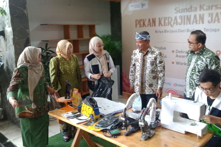 Firdilla Qonita memperlihatkan sampah plastik berjenis kantong keresek yang akan disulap menjadi produk-produk seperti tas hingga sajadah travel. 