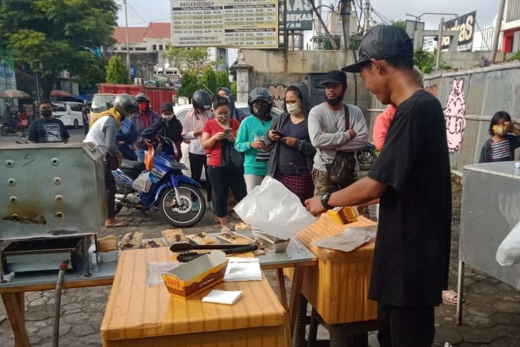 Penjual Roti Nifla di Yogyakarta sedang melayani pembeli. 