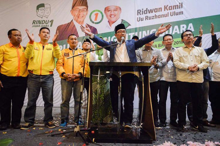 Calon gubernur Jawa Barat nomor urut satu Ridwan Kamil (tengah) memberikan keterangan kepada awak media di pusat penghitungan suara Rindu di Bandung, Jawa Barat, Rabu (27/6/2018). Ridwan Kamil memberikan peryataan sikap terkait hasil sejumlah lembaga survei yang mencatat pasangan Ridwan Kamil dan UU Ruzhanul Ulum (Rindu) unggul sementara pada Pilgub Jabar 2018.