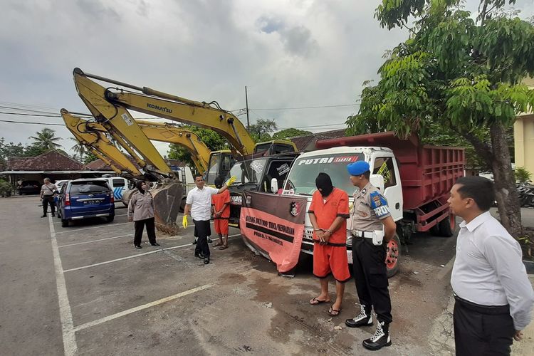 Kasubdit Pidter, Ditreskrimsus Polda DIY AKBP M Qori Oktohandoko (Baju Putih) Menunjukkan Tersangka dan Barang bukti Kasus Penambangan Ilegal di Mapolres Gunungkidul Senin (3/2/2020)