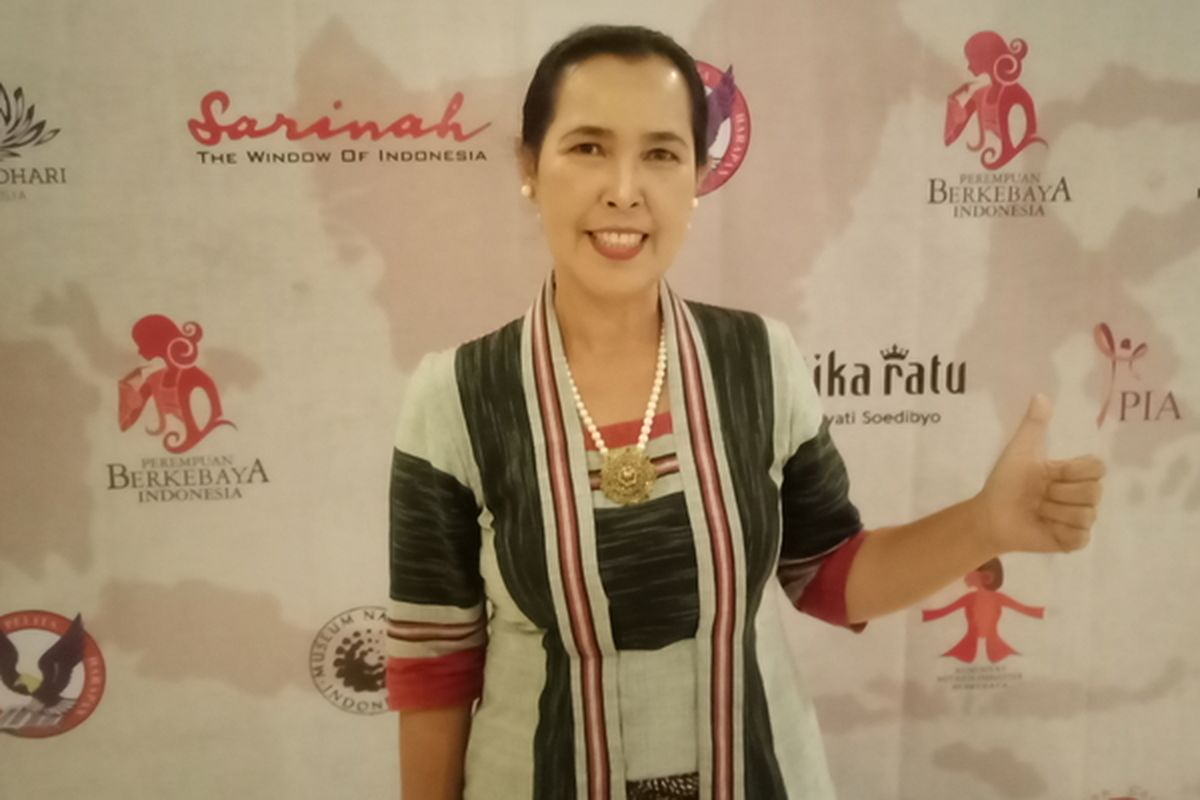 Pendiri Komunitas Perempuan Berkebaya Indonesia, Rahmi Hidayati sering naik gunung sambik berkebaya. 