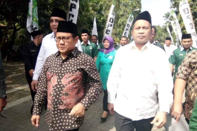 Marwan Jafar (baju putih)  kandidat calon Gubernur Jateng bersama Muhaimin Iskandar (baju batik)  Ketua DPP PKB saat menghadiri  pelantikan pengurus DPC PKB Kabupaten Demak,  di Ponpes Girikusumo,  Mranggen,  Demak,  Kamis (11/5/2017)