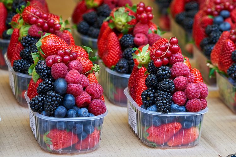 Ilustrasi aneka buah beri (berries).
